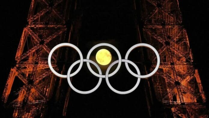 VIDEO: Así fue el sorprendente momento en que la luna se sincronizó con los aros olímpicos de la Torre Eiffel