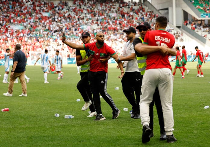 Video: Marruecos gana a Argentina con gol anulado en futbol olímpico; hubo petardos e invasión de chancha