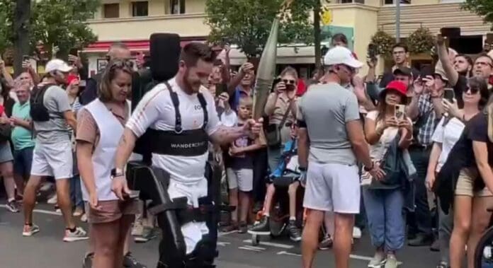 Un tenista parapléjico ha asombrado a propios y extraños, ya que gracias a un exoesqueleto pudo caminar portando la antorcha olímpica.