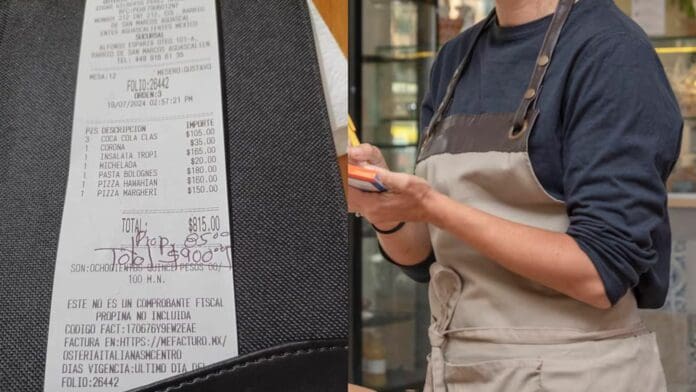 Mesero confronta a clientes al no dejarle 10 por ciento de propina; solo le dieron 35 pesos