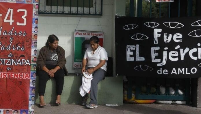 Padres de los 43 estudiantes desaparecidos de Ayotzinapa le responden a AMLO; le recuerdan que él no es la víctima.