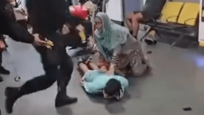 VIDEO: Captan a policía que pateó a pasajero en aeropuerto de Mánchester