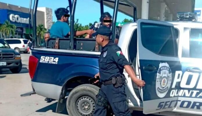 El chofer de una unidad del transporte público y el repartidor de una aplicación se agarraron a golpes en Cancún.