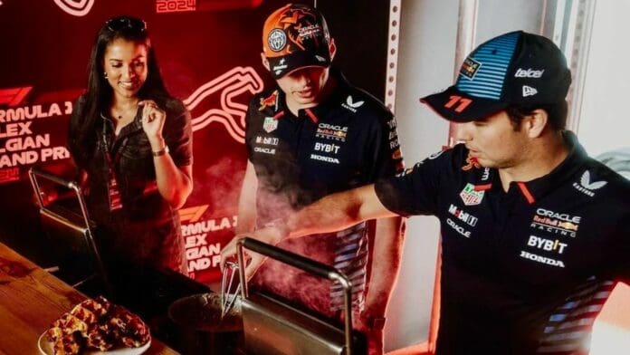 Checo Pérez y Max Verstappen preparan waffles para niños en evento de caridad