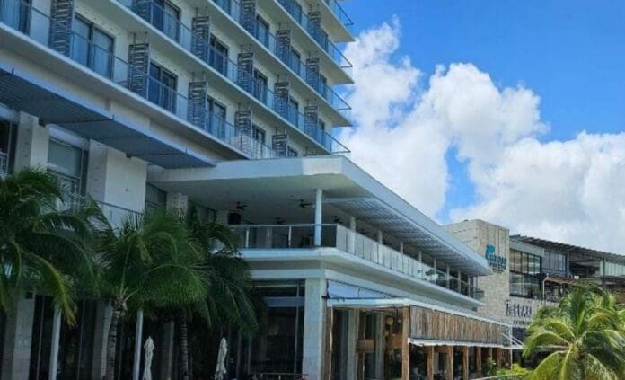 Dos personas de origen extranjero fueron detenidas en Playa del Carmen luego de reñir en unos condominios.