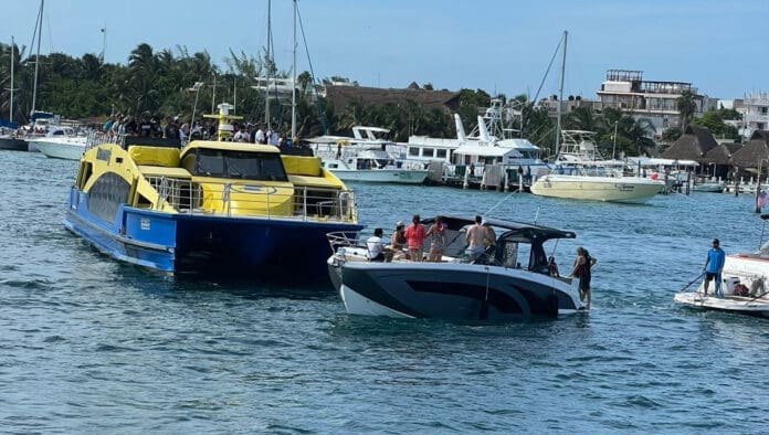 VIDEO: Choca ferry de Ultramar contra yate en Isla Mujeres
