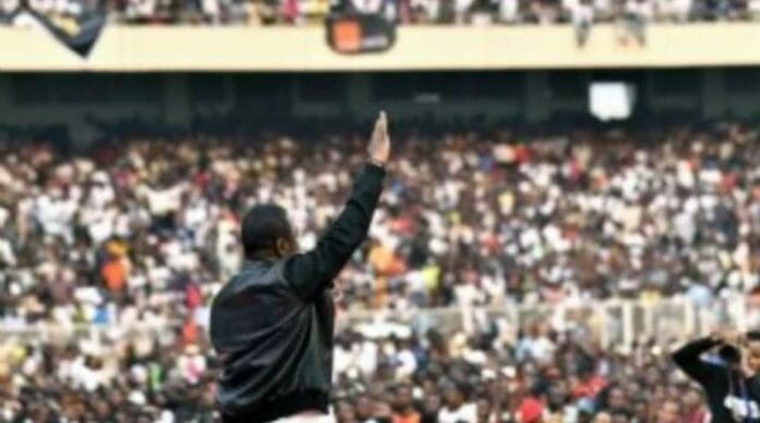 Al menos siete personas murieron y muchas más resultaron heridas el sábado por una estampida durante un concierto en la capital del Congo.