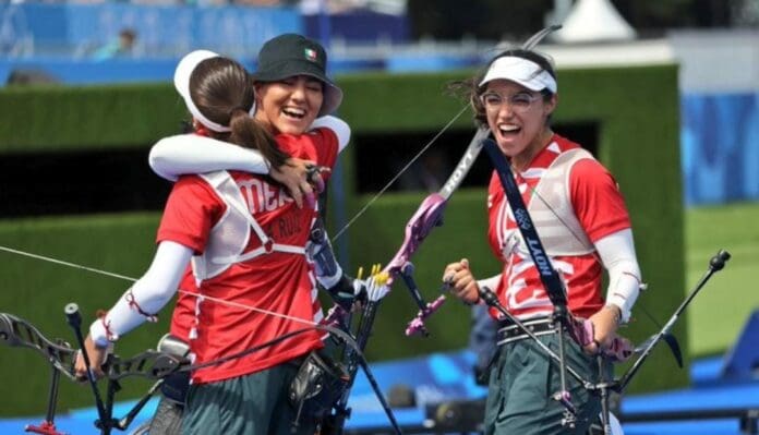 AMLO felicita a las arqueras mexicanas por el bronce; internautas acusan a la Conade de colgarse de las medallas.