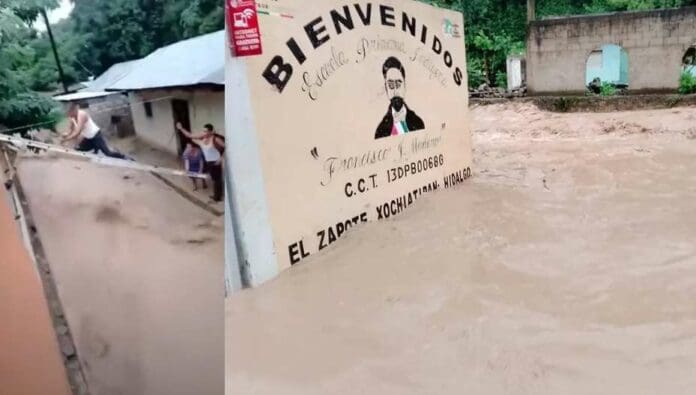 Desbordamiento inunda comunidad en Hidalgo; usan escaleras y cuerdas para ponerse a salvo