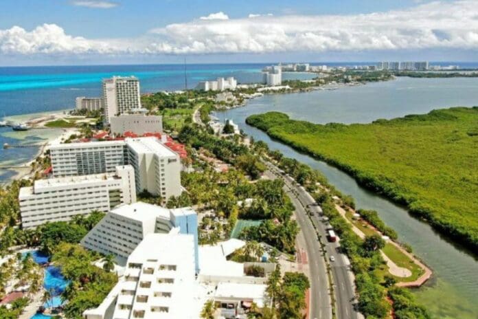 Realiza Aguakan trabajos en red de drenaje en el KM 11.5 de la Zona Hotelera de Cancún