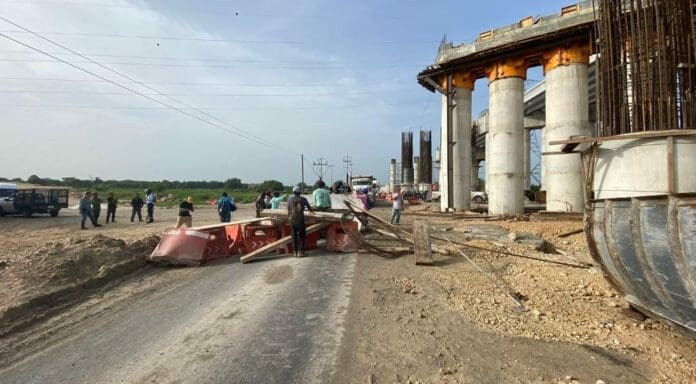 Los trabajadores de las obras del Tren Maya están bloqueando las carreteras en el sur de Quintana Roo, pues denuncian falta de pago.