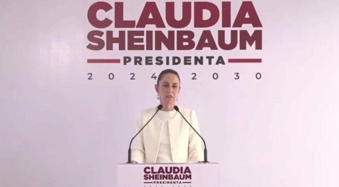 Claudia Sheinbaum prometió seguir con la investigación del caso Ayotzinapa a los padres de los 43 normalistas.