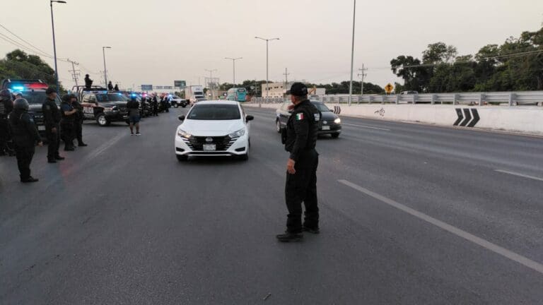 Conductores de Uber bloquean acceso al aeropuerto de Cancún; denuncian que siguen las agresiones contra ellos.