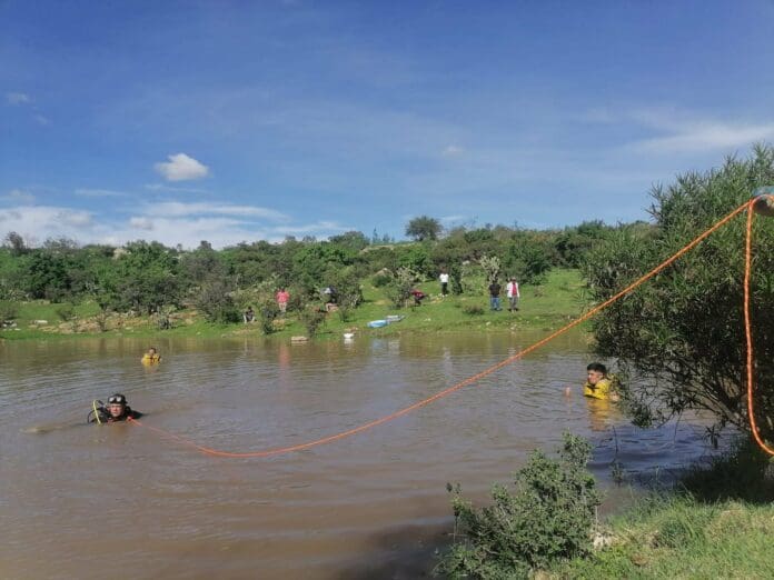 Joven entra a ayudar a una menor en lago y ambos mueren ahogados en Jalisco