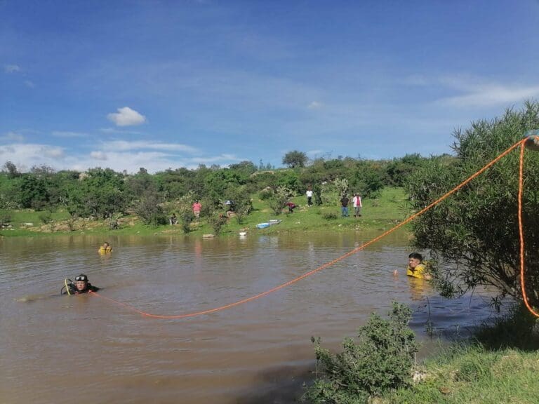 Un joven intentó ayudar a una niña que se ahogaba en un lago de Jalisco: ambos perdieron la vida