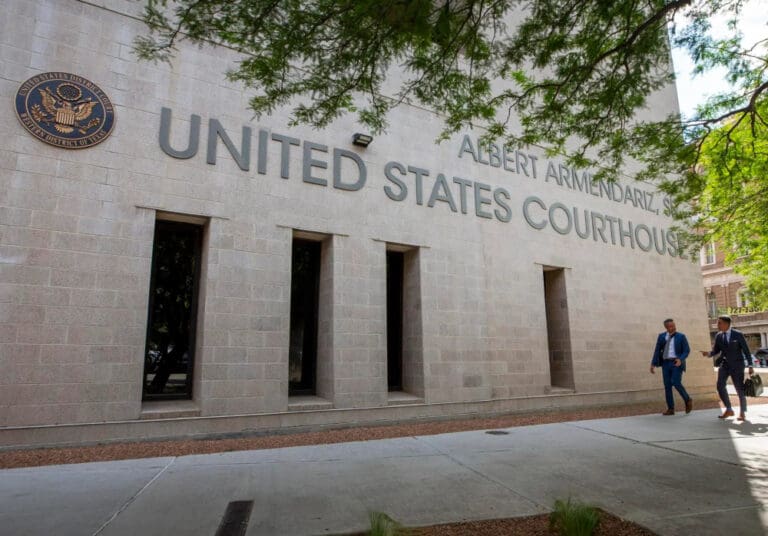 “El Mayo” Zambada aparece ante un juez en Texas con un suéter y en silla de ruedas