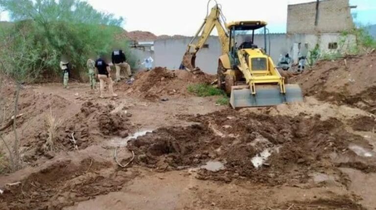 Buscadoras encuentran fosa clandestina con 14 cuerpos en Guaymas, Sonora