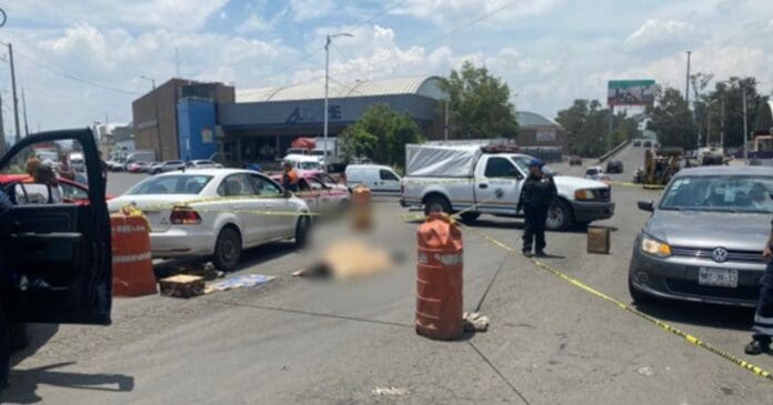 Camión de carga atropella a persona de la tercera edad y se va a la fuga en Iztapalapa