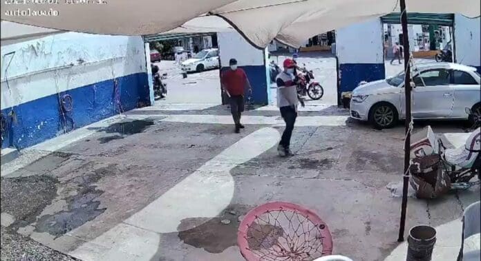 Cámaras de seguridad captaron el momento en que sicarios entraron a un autolavado y balearon a dos personas en Acapulco.