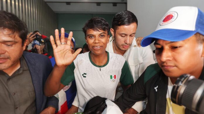 Video: Reciben como heroína a Prisca Awiti en su regreso a México tras su medalla en París 2024