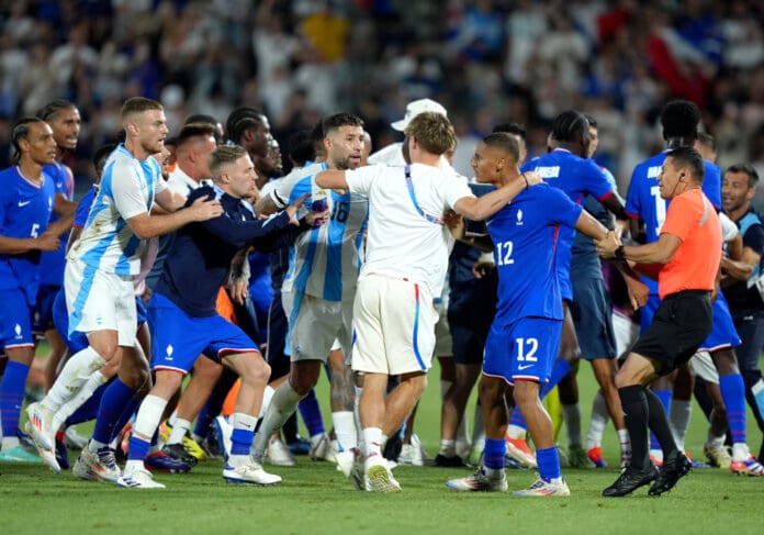 Video: Futbolistas de Argentina y Francia protagonizaron una trifulca en los Juegos Olímpicos