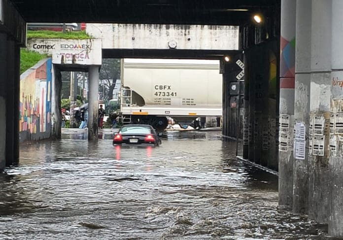 Video: Vehículos quedan varados bajo un puente tras fuertes lluvias en Toluca, Edomex