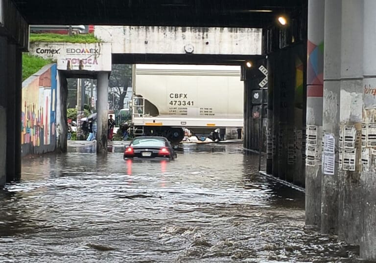 Video: Vehículos quedan varados bajo un puente tras fuertes lluvias en Toluca, Edomex