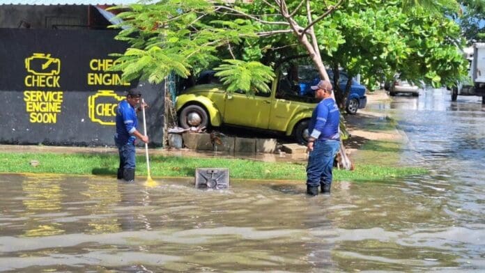 Rápida reacción de servicios públicos y bomberos ante lluvias en Solidaridad
