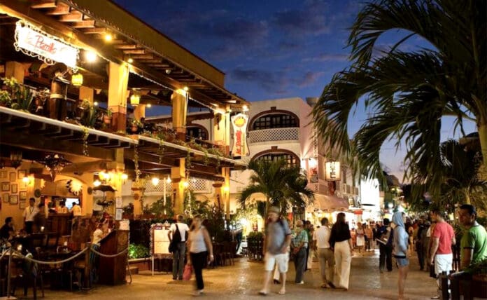 Culpan restauranteros de Playa del Carmen del mal verano al todo incluido y Airbnb