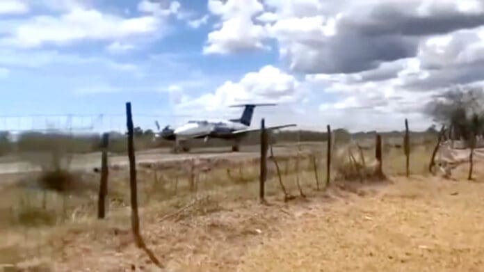 Filtran video de cuando despega el avión que llevó al “Mayo” Zambada a Texas