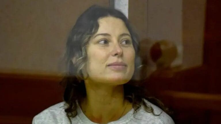 Rusia condena a bailarina de Estados Unidos a 12 años de prisión por donar dinero a una ONG de Ucrania