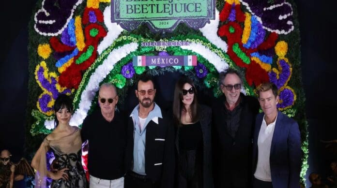 Tim Burton y elenco de 'Beetlejuice' llegan a México, promocionan secuela