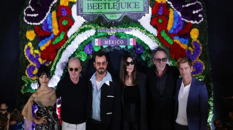 Tim Burton y elenco de ‘Beetlejuice’ llegan a México, promocionan secuela