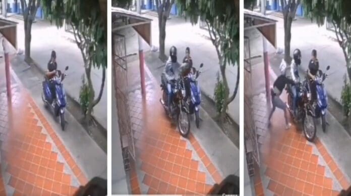 Mujer roba celular al asaltante de su amiga en Colombia