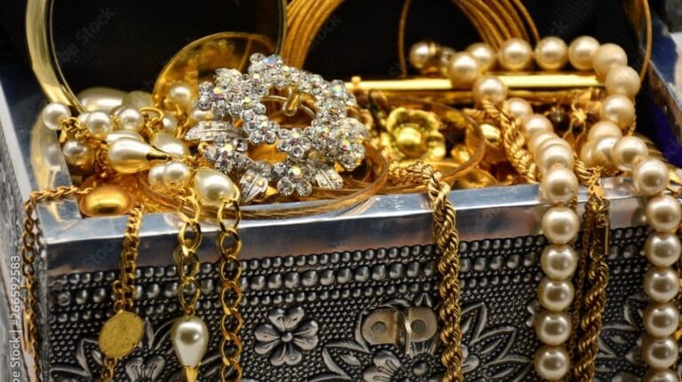 Encuentran joyas y monedas de oro en Pompeya tras erupción hace 2 mil años