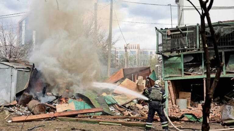 Rusia y Ucrania se echan la culpa tras incendio en central nuclear de Zaporiyia