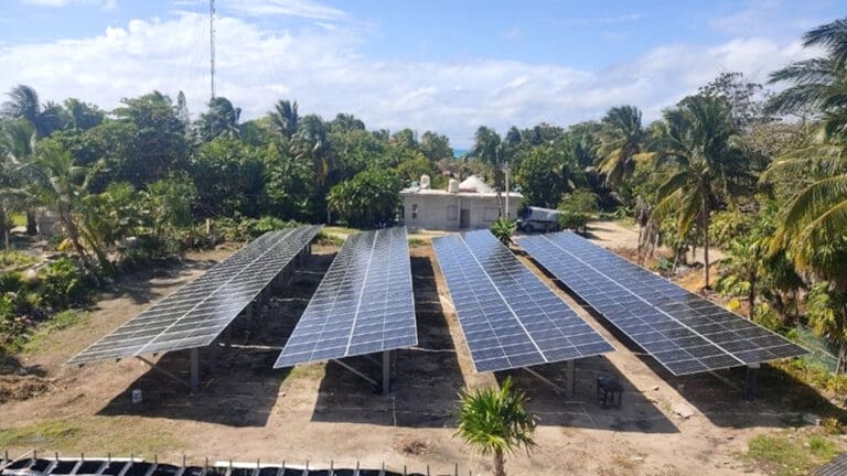 Invertirá Quintana Roo $50 millones en paneles solares para casi mil viviendas