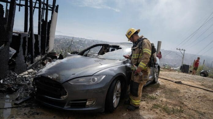 Por conectar su auto Tesla a un poste, hombre incendia su casa