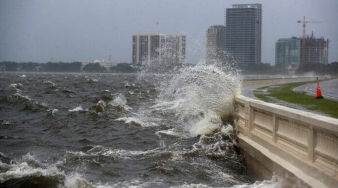 Huracán Debby pasa a ser categoría 1 en Florida, deja a miles sin luz.