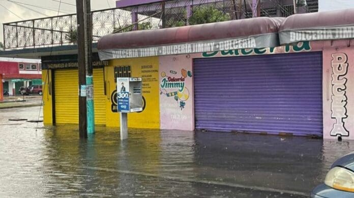 Calles de Chetumal y Playa del Carmen se inundan tras lluvias