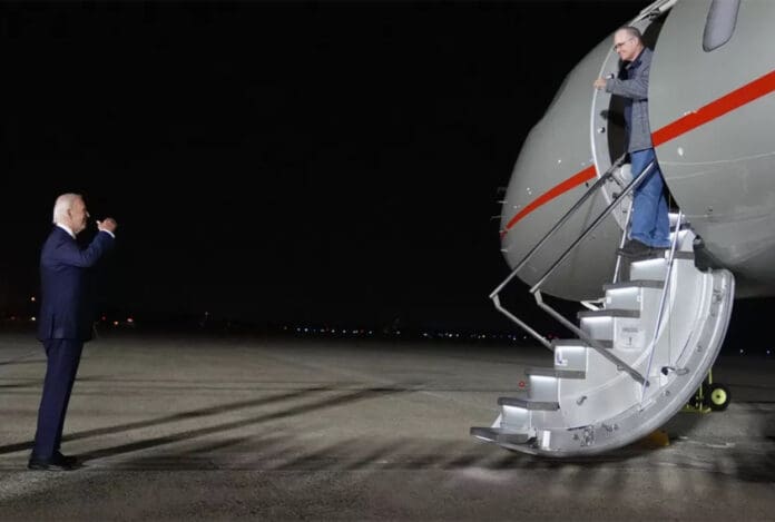 Intercambian prisioneros Rusia y EU; liberan a periodista y a un ex infante de Marina