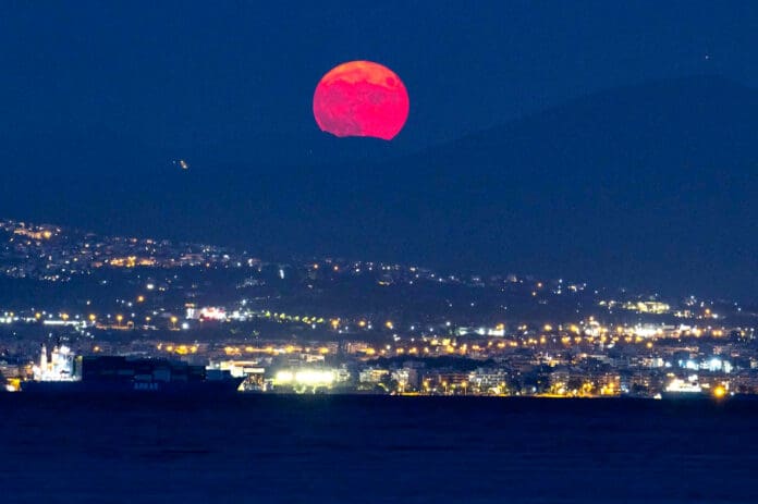 Lluvia de meteoros e impresionante “Superluna del Esturión” en agosto