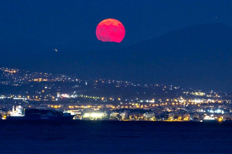 Lluvia de meteoros e impresionante “Superluna del Esturión” en agosto