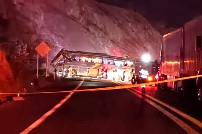 (Video) Vuelca autobús con estudiantes en la Cuacnopalan-Oaxaca; hay 4 muertos y 41 heridos