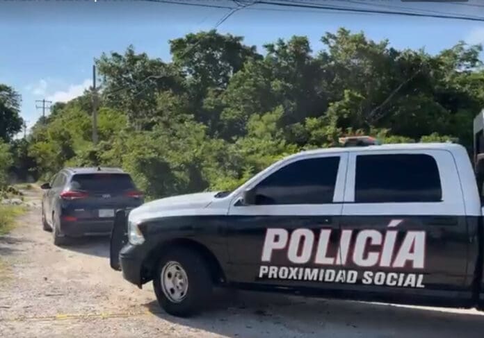 Cuádruple ejecución a la altura del Moon Palace; un cuerpo, a la orilla de la carretera hacia Cancún