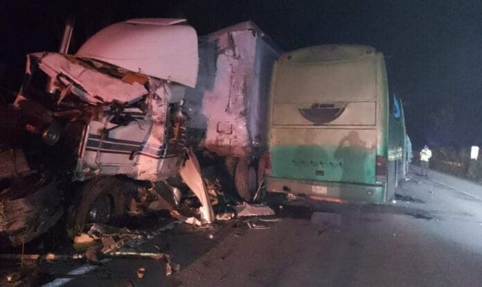 Un autobús con destino a Cancún y que había salido de Comalcalco, Tabasco se accidentó esta madrugada sobre la carretera.