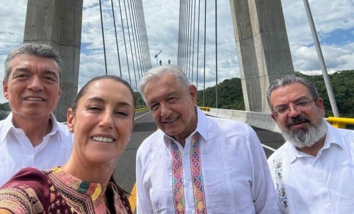 AMLO y Claudia Sheinbaum inauguran puente en Chiapas; pobladores temen que lo usen los grupos criminales de la zona.