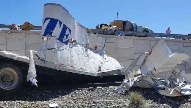 Se desata rapiña luego que un tráiler con material de ferretería cayera de un puente en Durango