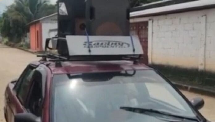 Mujer usa altavoces para exigir a su exmarido que pague la pensión de sus hijos