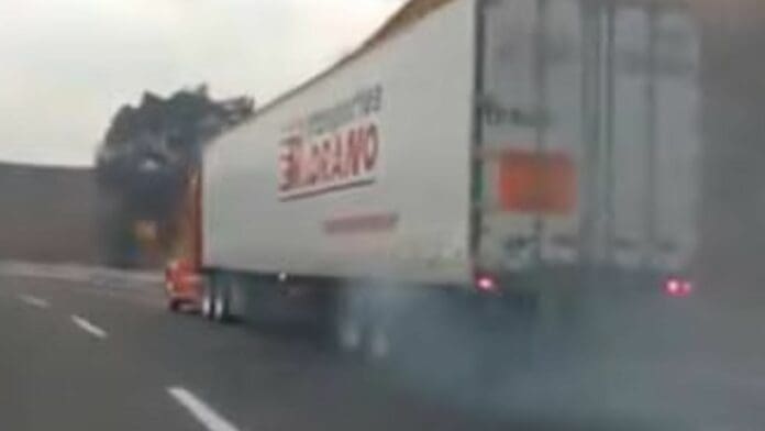 ¡Ni en Rápido y Furioso! Trailero se queda sin frenos y logra salir ileso en la México-Puebla
